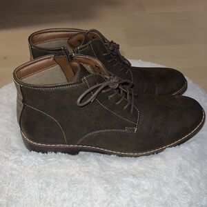Hello I’m selling a pair of Parker & sky boots size 11.